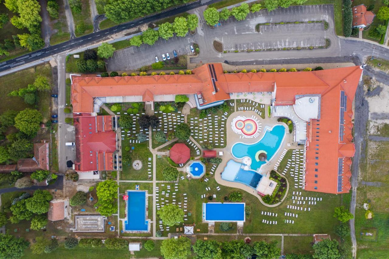 Kehida Termal Resort & Spa ケヒダクスタニー エクステリア 写真