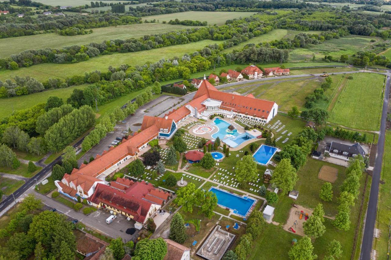 Kehida Termal Resort & Spa ケヒダクスタニー エクステリア 写真