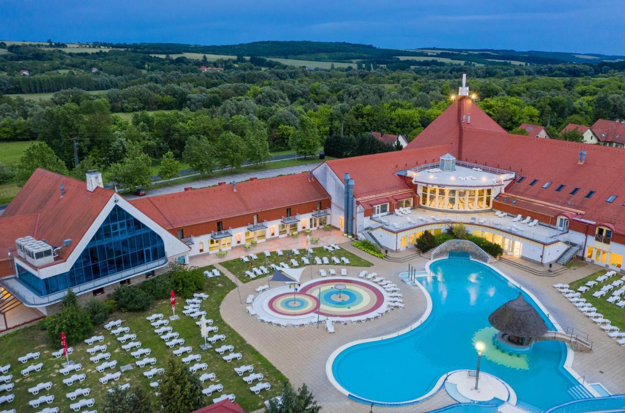 Kehida Termal Resort & Spa ケヒダクスタニー エクステリア 写真